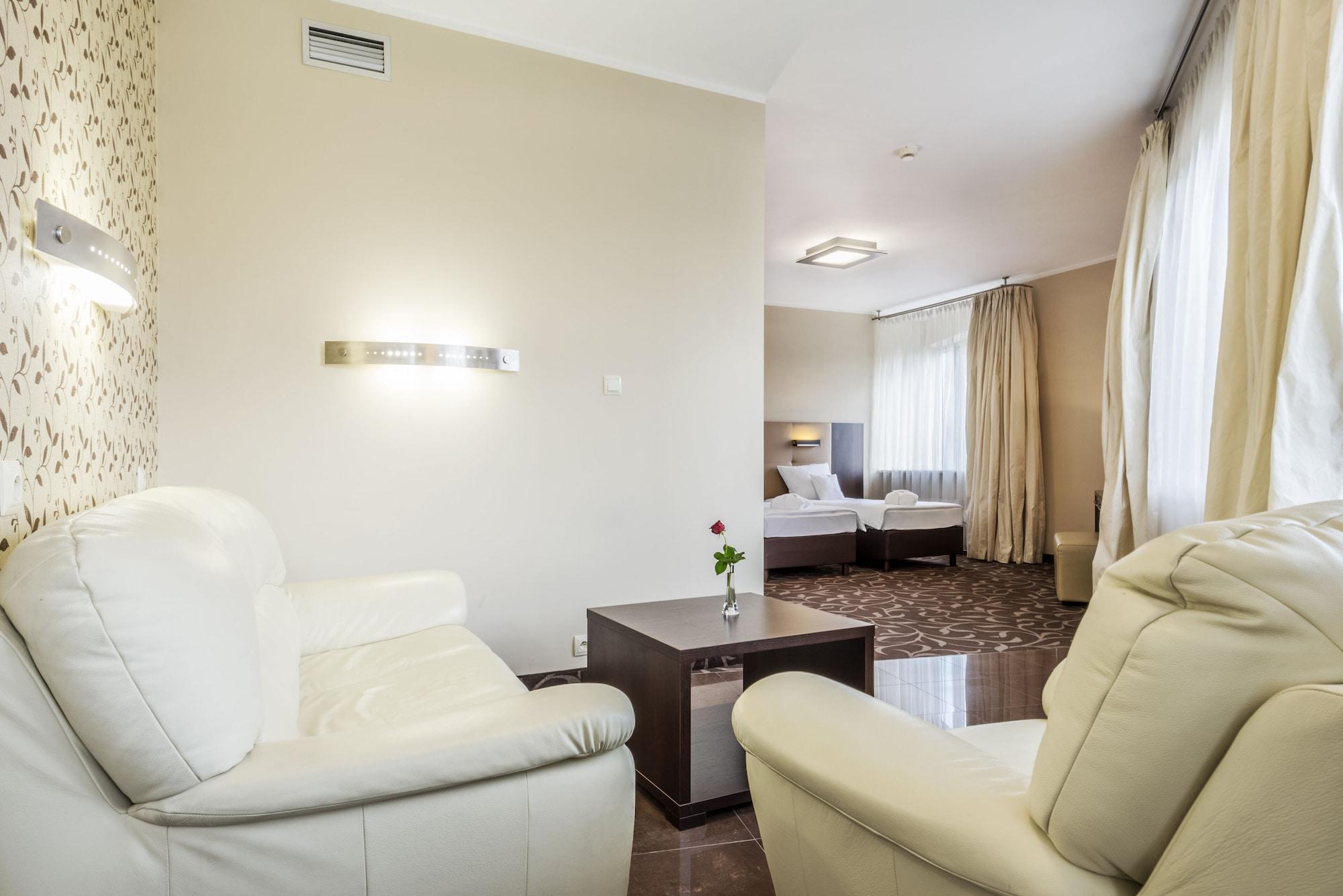 Hotel Victor Pruszkow Desilva Экстерьер фото