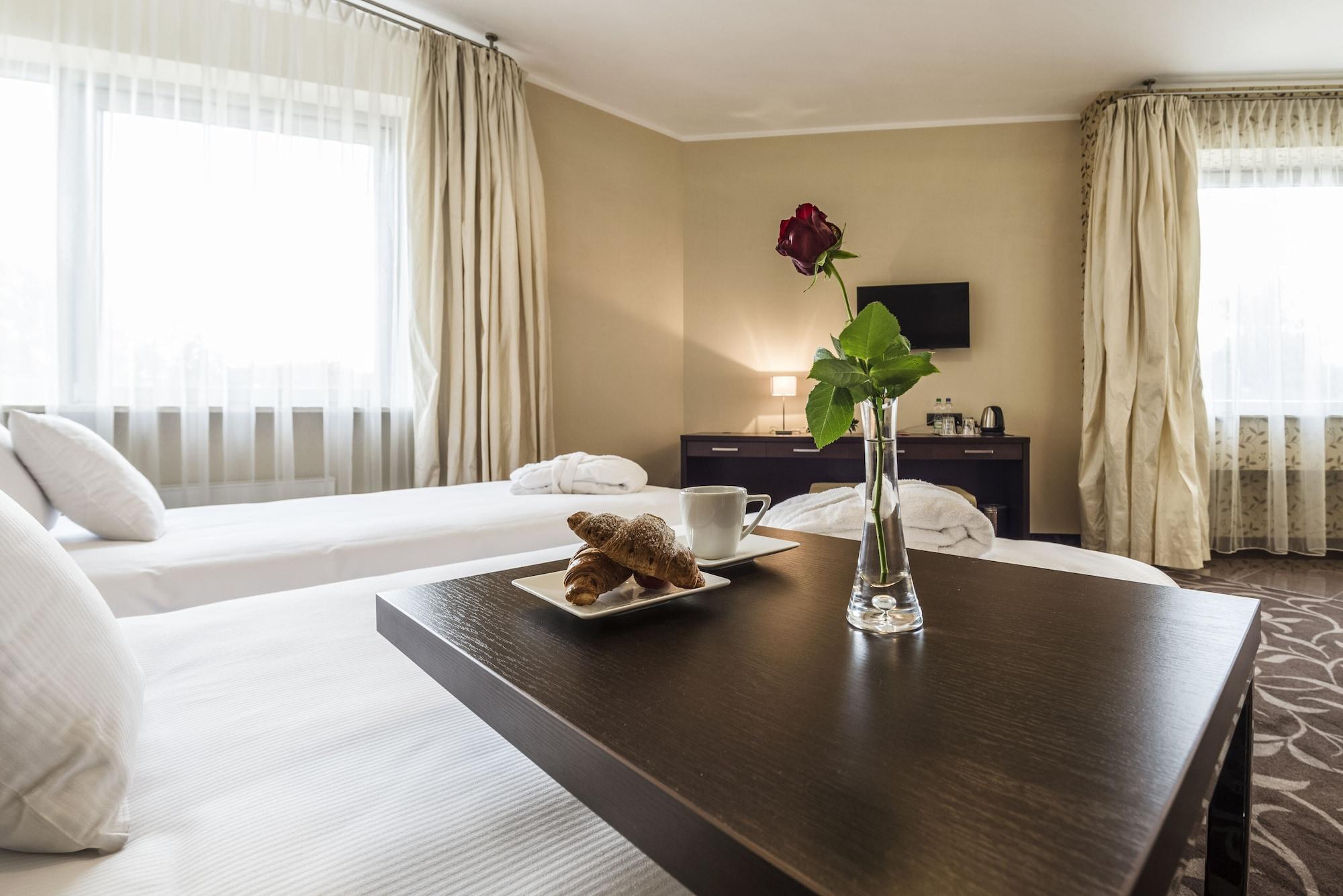 Hotel Victor Pruszkow Desilva Экстерьер фото