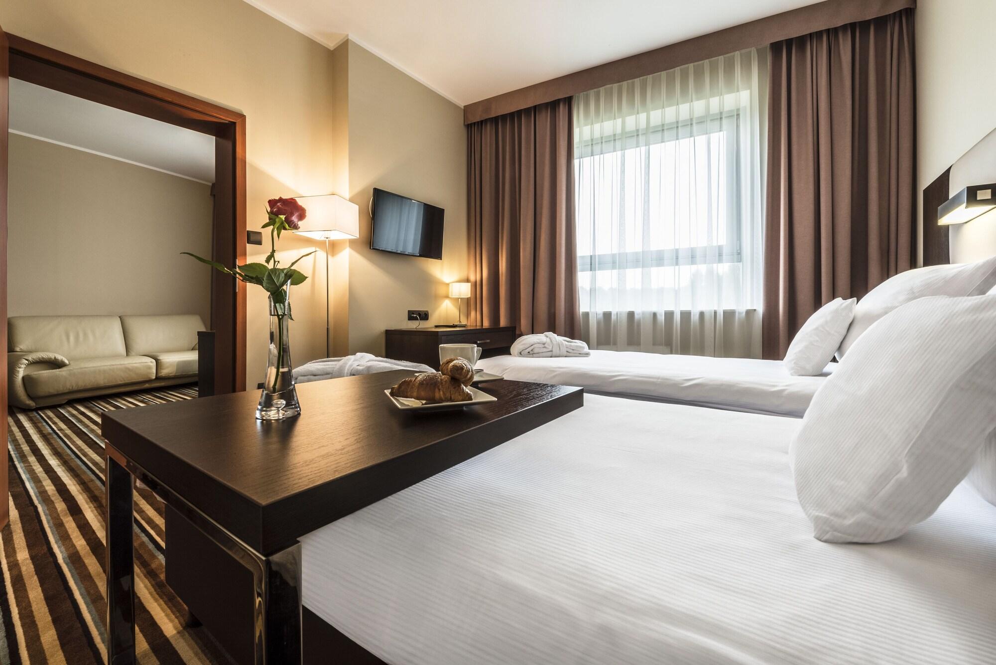 Hotel Victor Pruszkow Desilva Экстерьер фото