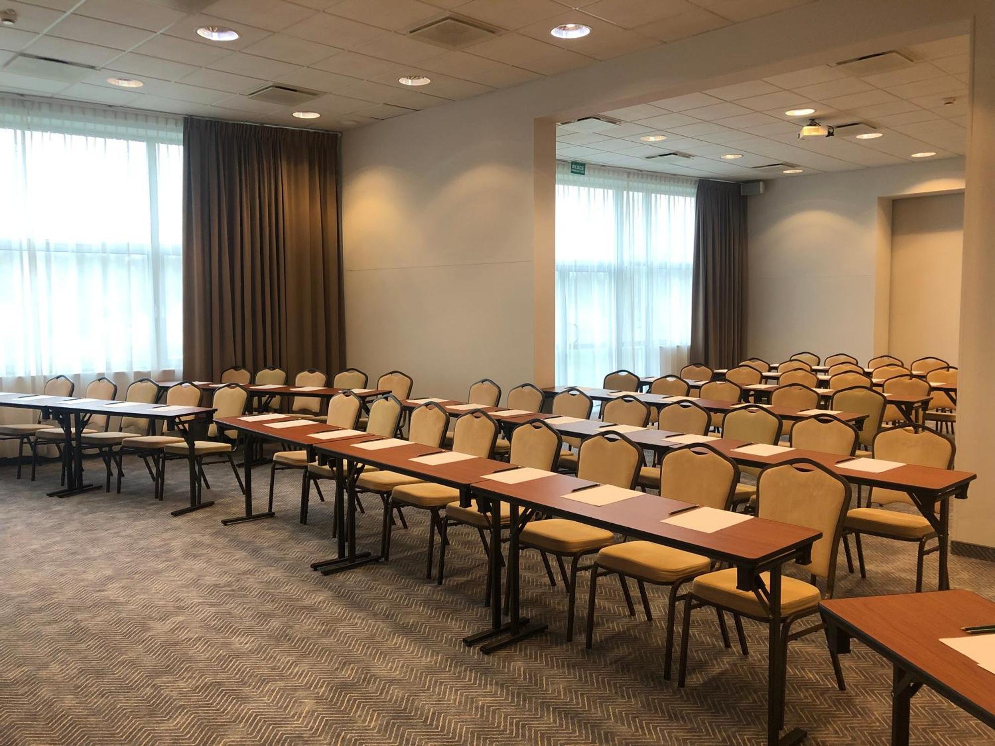 Hotel Victor Pruszkow Desilva Экстерьер фото