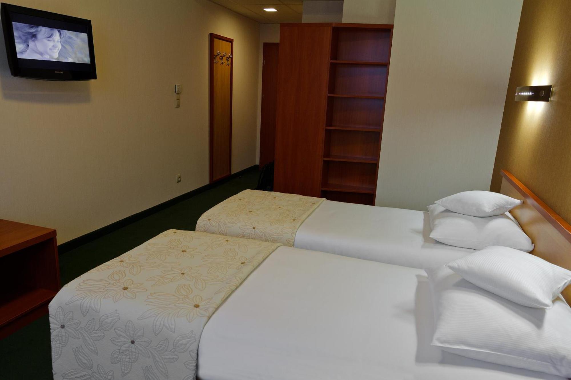 Hotel Victor Pruszkow Desilva Экстерьер фото