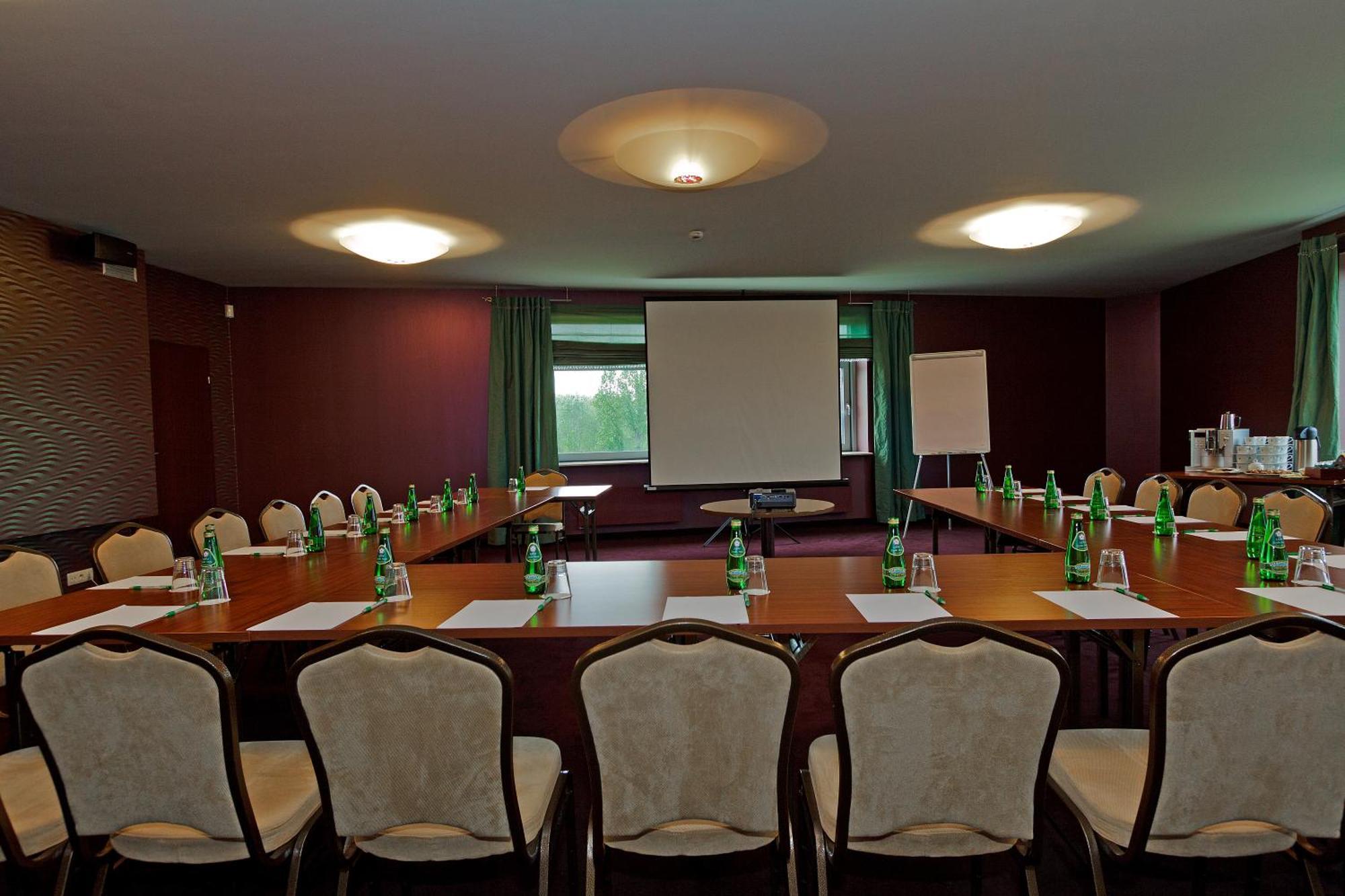 Hotel Victor Pruszkow Desilva Экстерьер фото